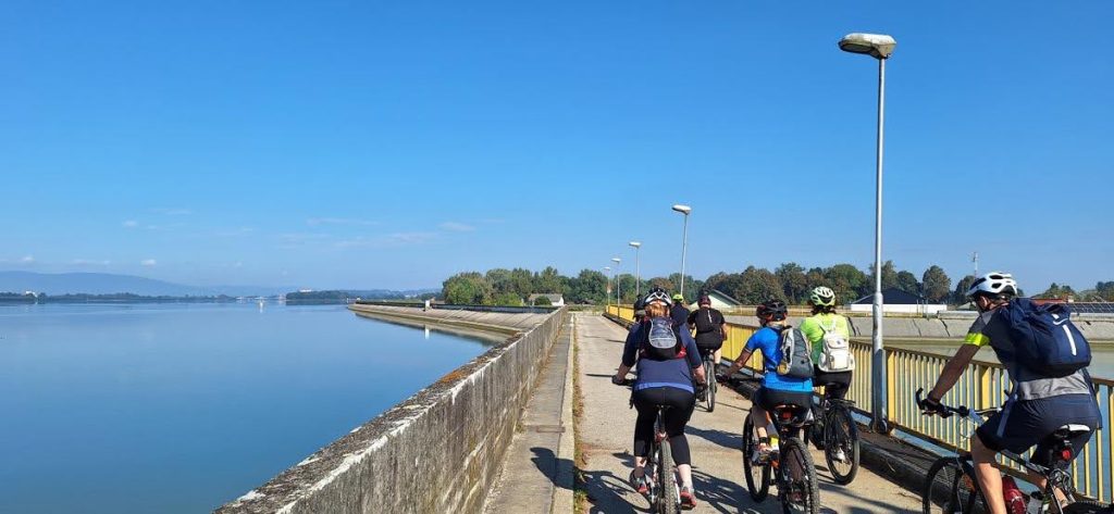 Kolesarji ob jezeru izvajajo teambuilding