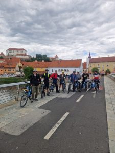 Skupina kolesarjev na mostu na Ptuju
