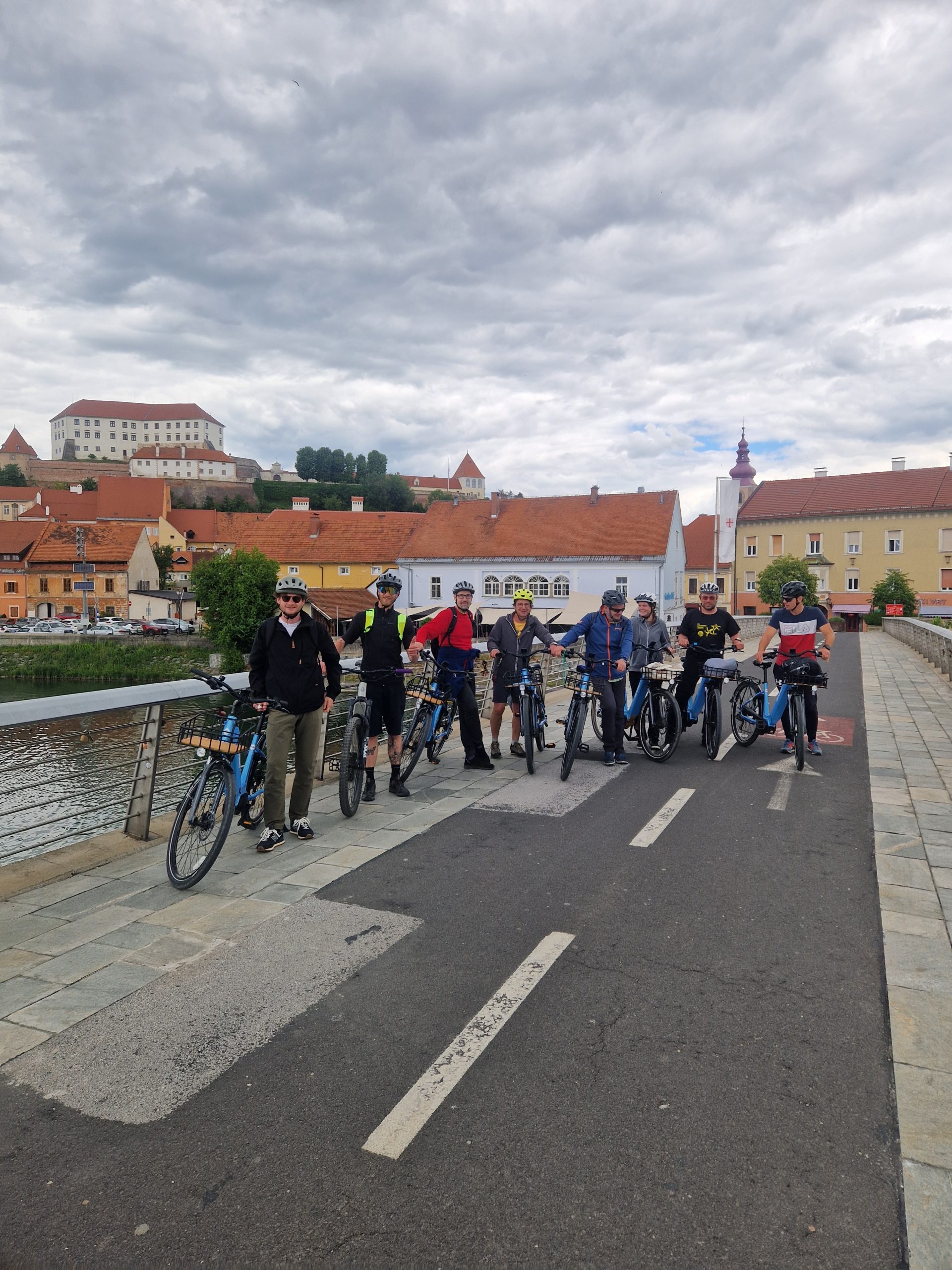 Skupina kolesarjev na mostu na Ptuju